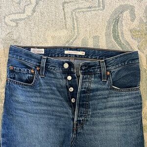 Medium Wash Levi’s Ribcage Straight Jeans